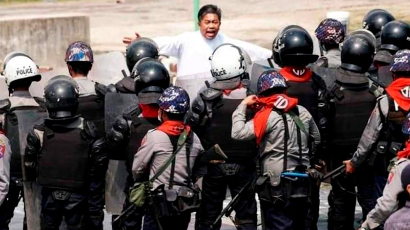 El padre Celso Ba Shwe frente a la policía durante las protestas en la diócesis de Loikaw el 9 de marzo de 2021. Archivo ACN