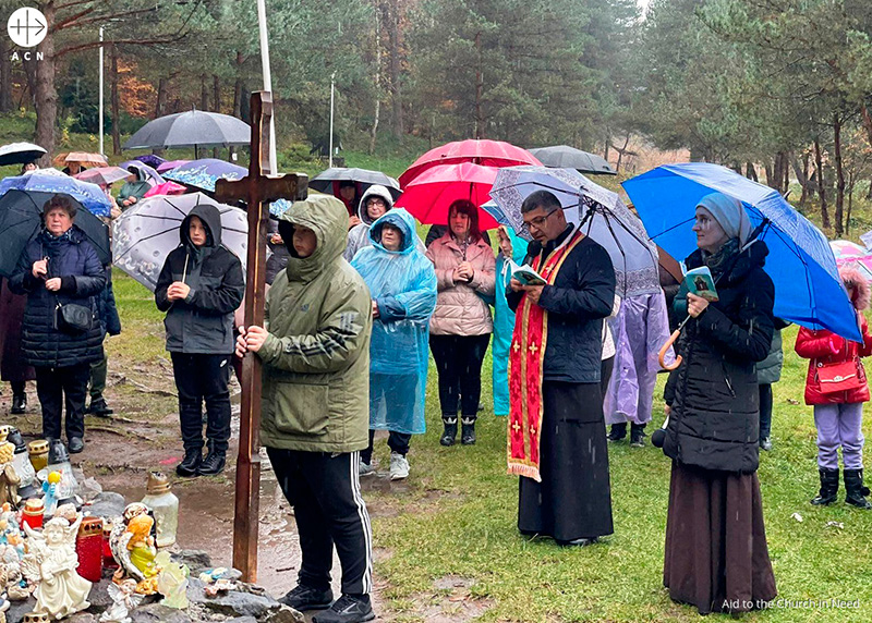 Ucrania oracion comunitaria bajo la lluvia