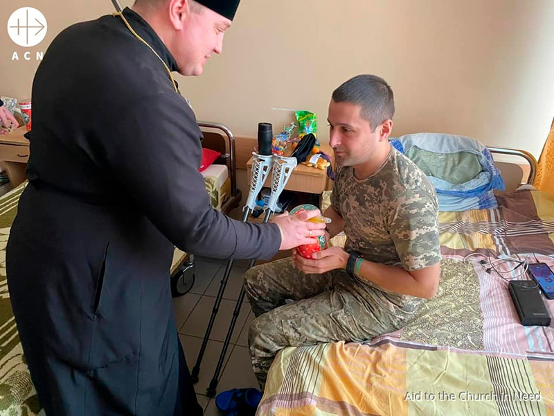 Ucrania sacerdote visita soldado en recuperacion de sus heridas