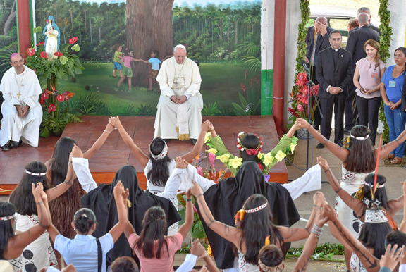 El Papa Francisco mira la presentacion de un baile tradicional indigena
