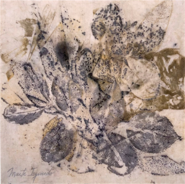 “Sudario Natural n°49” por Maite Izquierdo, 2025 (seda natural teñida en eco-print).