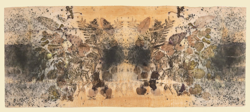 “Sudario Natural n°29” por Maite Izquierdo, 2025 (seda natural teñida en eco-print) 