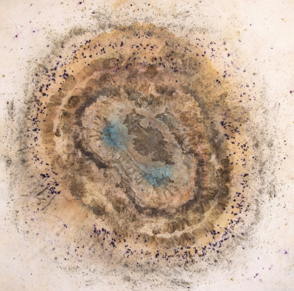 “Sudario Natural n°32” por Maite Izquierdo, 2025 (seda natural teñida en eco-print