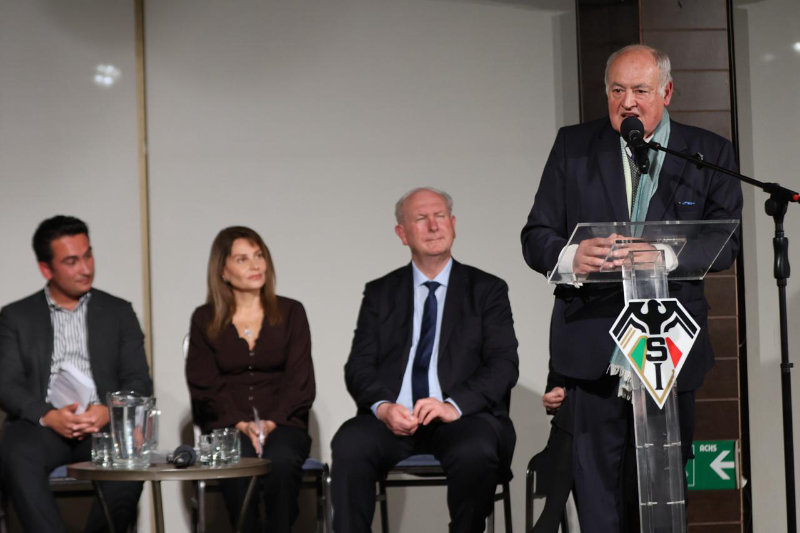 “Escribir para una publicación que llega a italianos e ítalo-chilenos desde Arica hasta Punta Arenas significa cultivar en ellos la perspectiva de la esperanza cristiana y, por lo tanto, ayudarlos a pensar en esta línea”. En la imagen, el autor Nello Gargiulo presenta su libro, acompañado atrás por tres de los comentaristas: Carlos Slomp, rector de la Scuola Italiana paritaria de La Serena; Ughette Del Mauro, Doctora en Historia del Arte Universitá di Firenze, y Nicolás de la Jara, abogado UC.